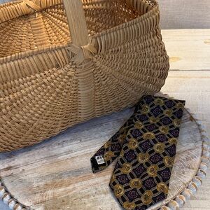 METROPOLITAN MUSEUM OF ART MENS TIE GOLD.Elegant Gold and Black Men's Tie